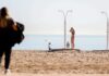 U Španjolskoj jučer izmjereno 28 stupnjeva C Turisti na plaži u Valenciji, Španjolska u siječnju 2024.